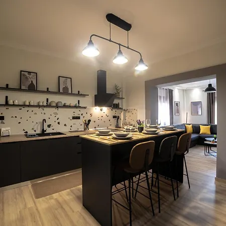 Arados Family アパート カランバカ